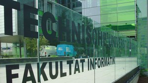 Gebäude der Fakultät Informatik - Schriftzug