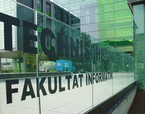 Gebäude der Fakultät Informatik - Schriftzug