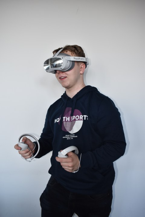 Student mit VR-Brille