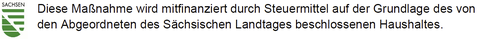 Wappen des Freistaats Sachsen und Förderhinweis: Diese Maßnahme wird mitfinanziert durch Steuermittel auf der Grundlage des von den Abgeordneten des Sächsischen Landtages beschlossenen Haushaltes.