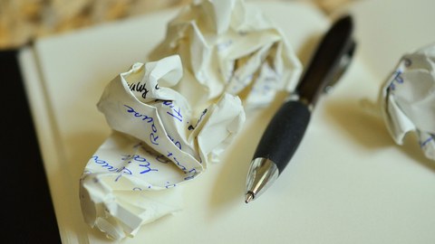 Zerknülltes Papier und Stift