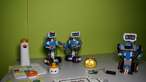 Auf dem Foto sind verschiedene Robotiksysteme wie Beispielsweise Lego Boost, Calliope mini, BeeBot, OzoBot und MatataLab zu sehen.
