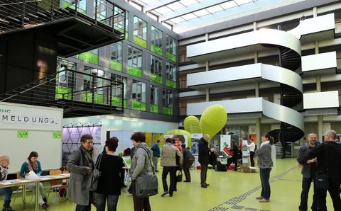 Foyer der Fakultät Informatik zum Schulinformatiktag