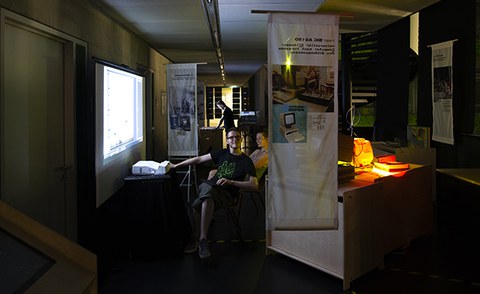 Esther Lapczyna und Lars Engeln geben der Ausstellung zu Bildungscomputern den letzten Schliff.