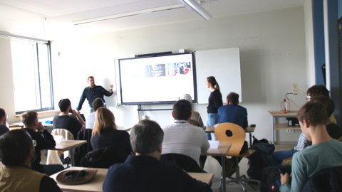 2023-11-07 Schülerinnen und Schüler bearbeiten Projekte mit ortsansässigen IT-Firmen