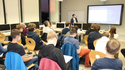 2025-05-08 SRZ-Schüler_innen verteidigen ihre Jahresarbeiten