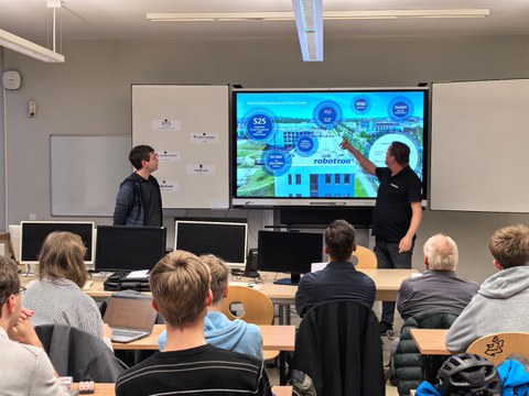 2025-11-11 Schüler:innen bearbeiten spannende Projekte mit IT-Unternehmen