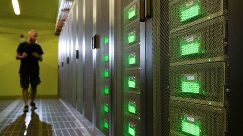 Rechenzentrum mit einer Person, die im Hintergrund läuft