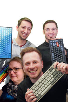 Vier Menschen mit ihren Lieblingstastaturen