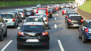 Das Foto zeigt eine Stausituation auf der Autobahn mit drei Spuren voller Autos