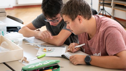 Foto zweier Schüler beim Experimentieren