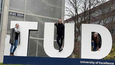 3D-Buchstaben in XXL am TUD Fotospot auf dem Hauptcampus mit 3 Personen.