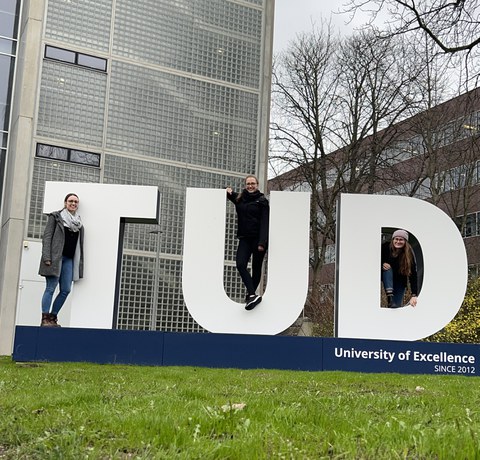 3D-Buchstaben in XXL am TUD Fotospot auf dem Hauptcampus mit 3 Personen.