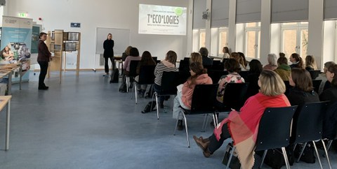 Plenum von Hinten. im Hintergrund Präsentation