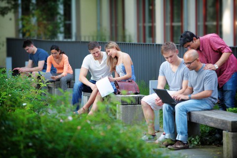 Studenten auf dem Campus