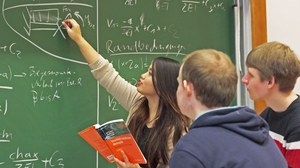 Studenten bei der Gruppenarbeit