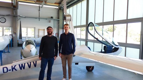Kollegiaten Max Vater und David Schlegel zu Gast bei dem Flugzeugbauer Lange Aviation