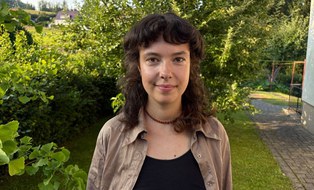 Portrait von Paula Anabel Clemens in einem sommerlichen Garten
