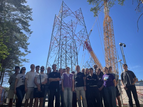 Gruppenbild von Studierenden vor GICON Höhenwindturm in der Nähe von Schipkau