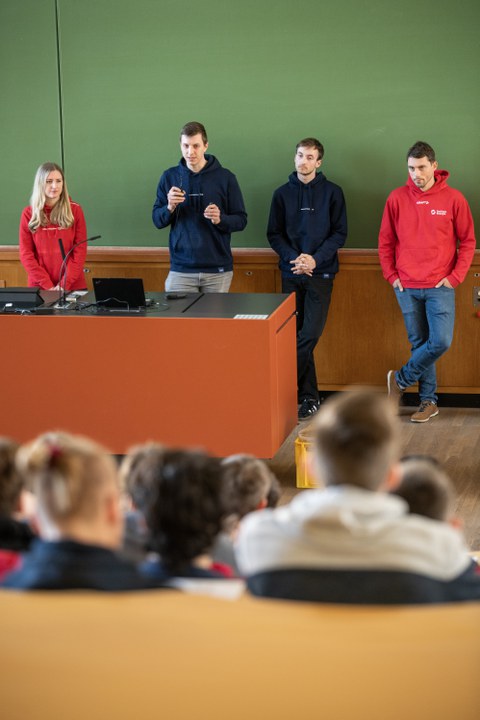 Foto eines Teils der Aktiven von GEWV und SachsenEnergie im Hörsaal bei Projektwoche BeINGInside