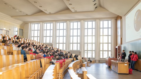 Blick in den Hörsaal bei Projektwoche BeINGInside mit Studierenden im Auditorium und Akteuren von GEWV und SachsenEnergie