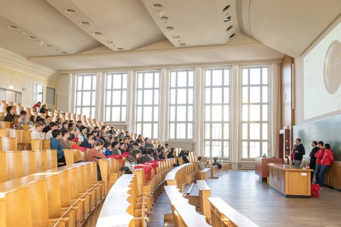 Blick in den Hörsaal bei Projektwoche BeINGInside mit Studierenden im Auditorium und Akteuren von GEWV und SachsenEnergie
