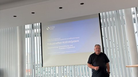 Prof. Kremonke beim Vortrag