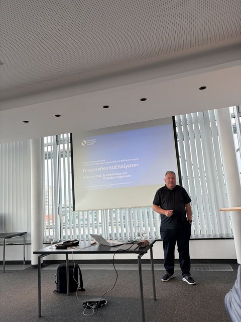 Prof. Kremonke beim Vortrag