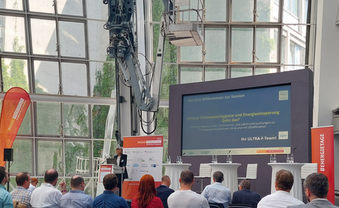 Foto von Startfolie "Energieeffizienz und Trinkwasserhygiene - Geh das" und Referentin Dr. Rühling
