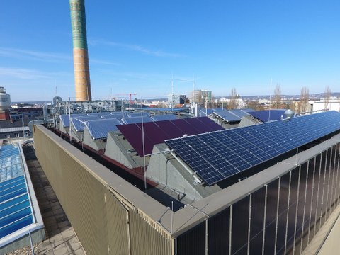 Foto von Dach und Fassade ZET mit PV-Modulen