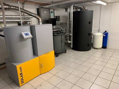 Heizungskeller mit Pelletkessel (SOLARvent, Pufferspeicher und Systemregler)