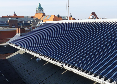 Draufsicht auf Röhrenkollektoren der Solarthermie auf dem Dach des ZET