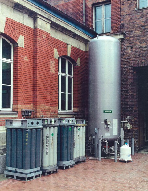 Flüssigstickstofftank im Hof