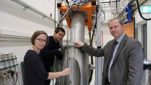 Photo of a bubble column in the X-ray tomograph ROFEX at HZDR with the Chair of the professorship and 2 employees