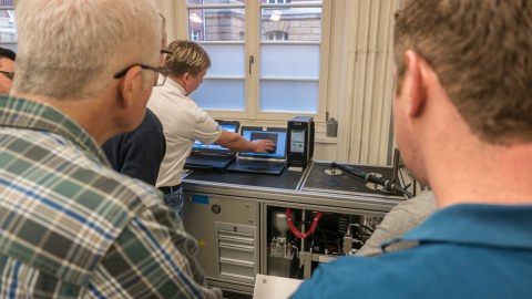 Praktikum Maschinenfähigkeit mit HydraulischerPrüfbank