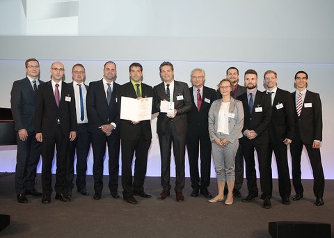 Elf Wissenschaftler und eine Wissenschaftlerin stehen auf der Bühne bei der Preisverleihung des Berthold-Leibinger-Innovationspreises