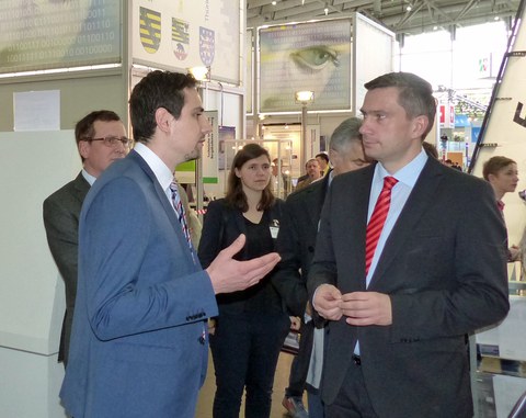 Ein Mitarbeiter des LMO unterhält sich mit Herrn Dulig