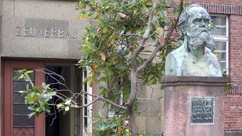 Zeunerbau mit Büste von Prof. Zeuner