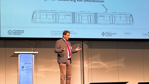 Prof. Beitelschmidt während seines Vortrags auf der Schienenfahrzeugtagung in Graz 2022.