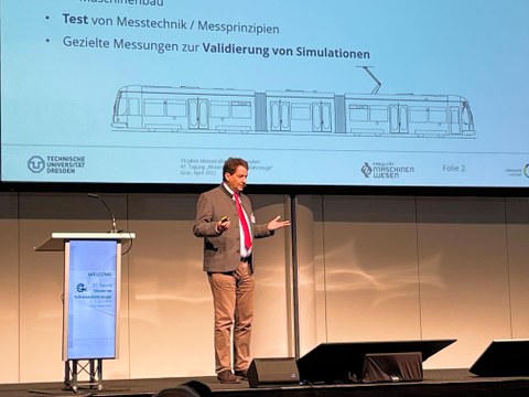 Prof. Beitelschmidt während seines Vortrags auf der Schienenfahrzeugtagung in Graz 2022.