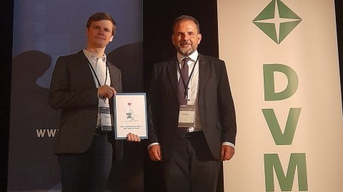 Verleihung des DVM-Junior-Preises an Leonhard Heindel (links)