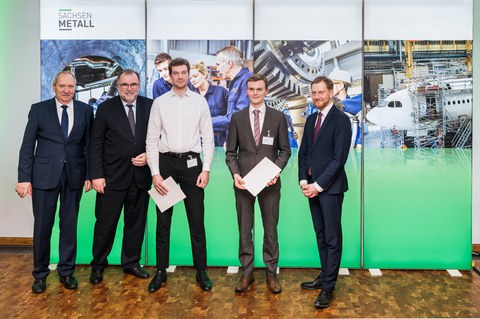 Die beiden Preisträger der TU Dresden mit dem Sächsischen Ministerpräsidenten Michael Kretschmer (1.v.r.), dem Präsidenten des BDI Herr Prof. Dr.-Ing. Siegfried Russwurm (2.v.r.) und Herrn Dr. Jörg Brückner, Arbeitgeberpräsident der Vereinigung der Sächsischen Wirtschaft e.V. (1.v.r.); Foto: Daniel Viol