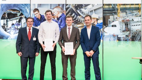Die beiden Preisträger mit den betreuenden Professoren bei der Verleihung des Johann-Andreas-Schubert-Preises 2022, Von links: Herr Prof. Dr.-Ing. Uwe Füssel (FTM), Herr Dipl.-Ing. Moritz Krümmer (Preisträger), Herr Dipl.-Ing. Leon Hollas (Preisträger),  Herr Prof. Dr.-Ing. habil. Markus Kästner (NEFM); Foto: Daniel Viol