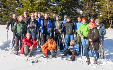 Gruppenfoto der Teilnehmer auf Schneeschuhen