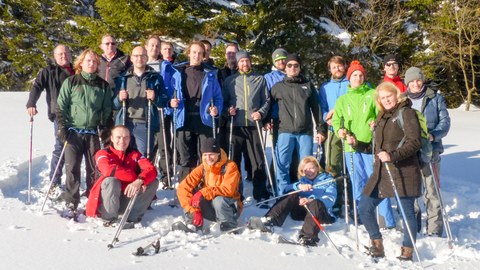 Gruppenfoto der Teilnehmer auf Schneeschuhen
