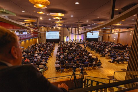 Blick auf den vollen Vortragssaal