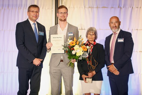 Boie Preis: Gewinner Felix Holy in der Mitte