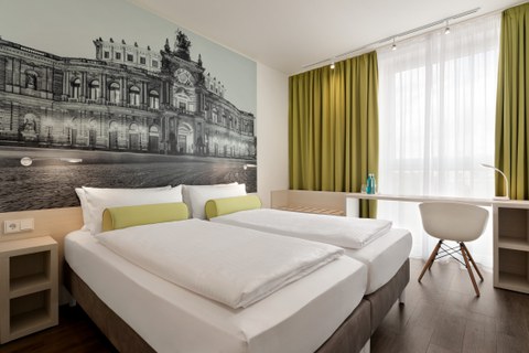 Super 8 by Wyndham Dresden - Standard Guestroom