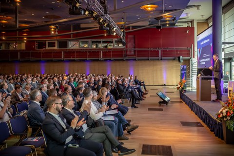 Plenum bei der Eröffnung