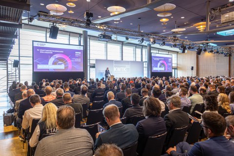 Das volle Plenum zur Eröffnung.